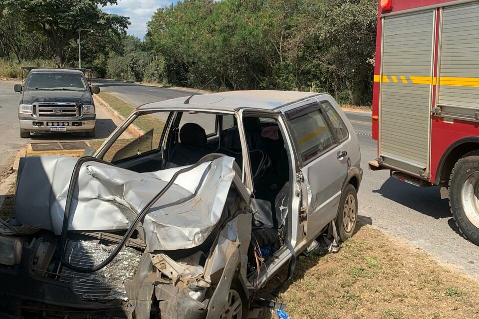 Mulher fica ferida após colidir carro contra carreta estacionada, na BR-354, em Arcos