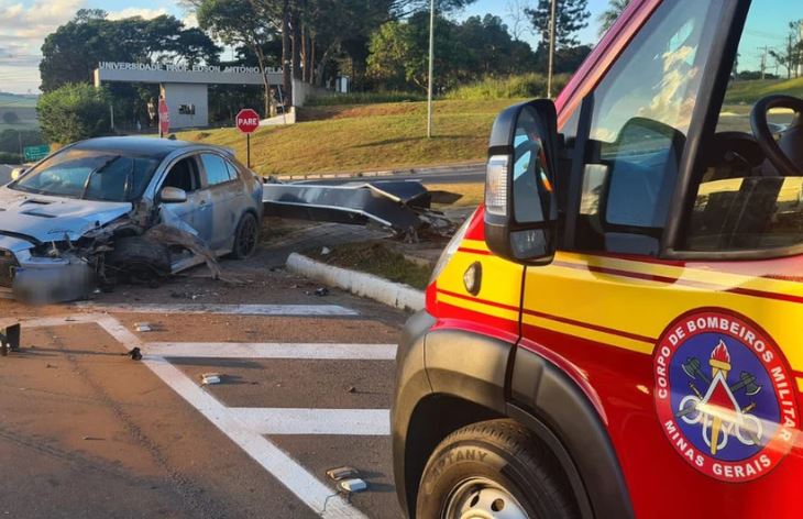 Mulher bate Mitsubishi Lancer em radar e deixa três feridas em MG