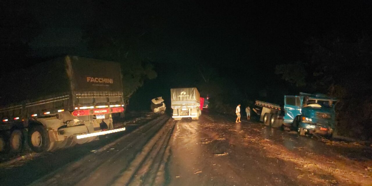 Acidente envolvendo três carretas e um caminhão é registrado na BR-354, em Formiga