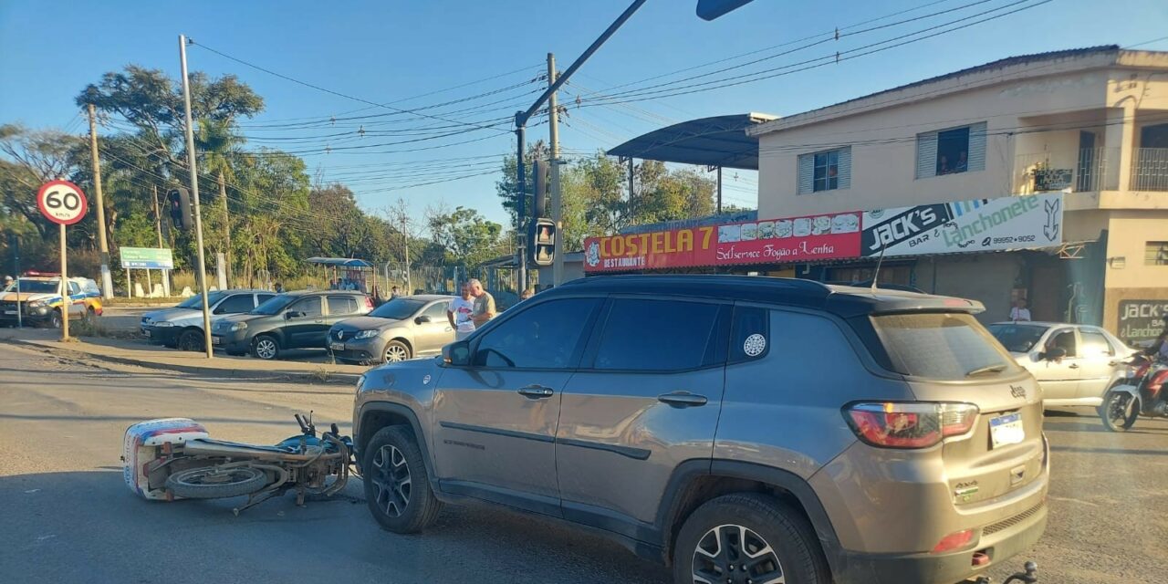 Colisão entre carro e moto é registrada na BR-354, em Arcos