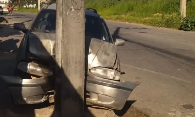 Mulher fica ferida após bater carro em poste em Divinópolis