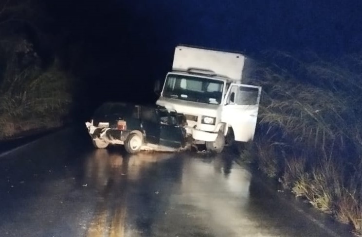 Três pessoas morrem em acidente entre carro e caminhão na MG-260, em Itapecerica