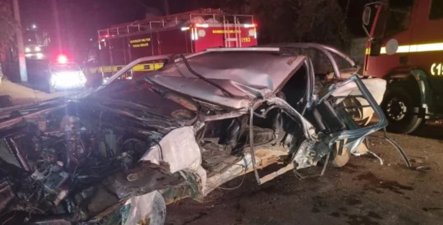 Jovem morre após caminhonete colidir contra poste em Pará de Minas