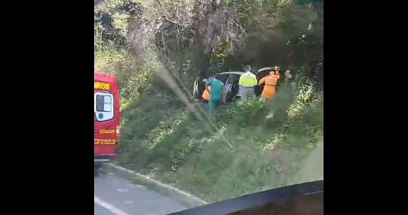 Carro sai da pista e colide contra árvore na MG-050, em Pimenta