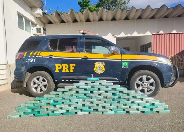 Carga de 100 kg de cocaína escoltada por BMW é apreendida em teto falso de caminhão em MG