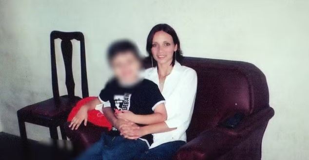 Mulher que matou a filha para ficar com guarda do neto é presa 17 anos após o crime