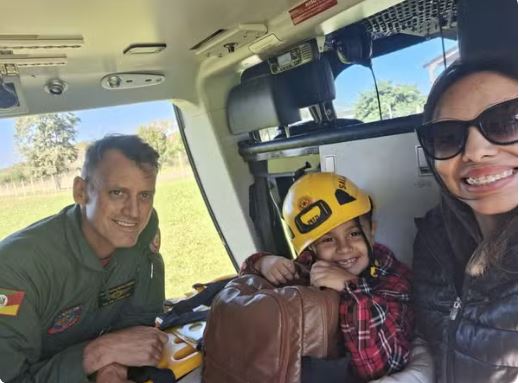 Após apelo ao vivo, mãe resgata filho autista ilhado no RS
