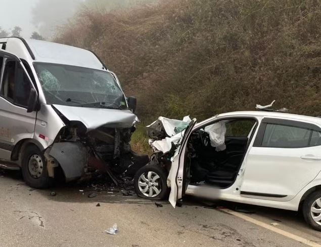 Batida entre Van e carro deixa um morto e dois feridos no Sul de Minas