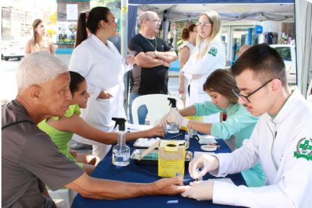 Unifor-MG: alunos e coordenadores participam da campanha Maio Amarelo na praça Getúlio Vargas