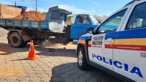 Jovem de 19 anos morre após motocicleta colidir contra caminhão