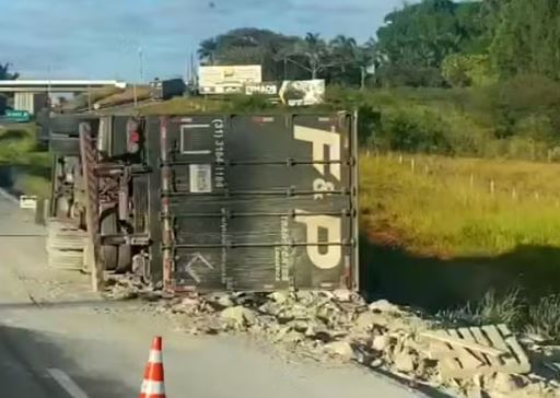 Carreta carregada com 30 toneladas de cimento tomba na Fernão Dias