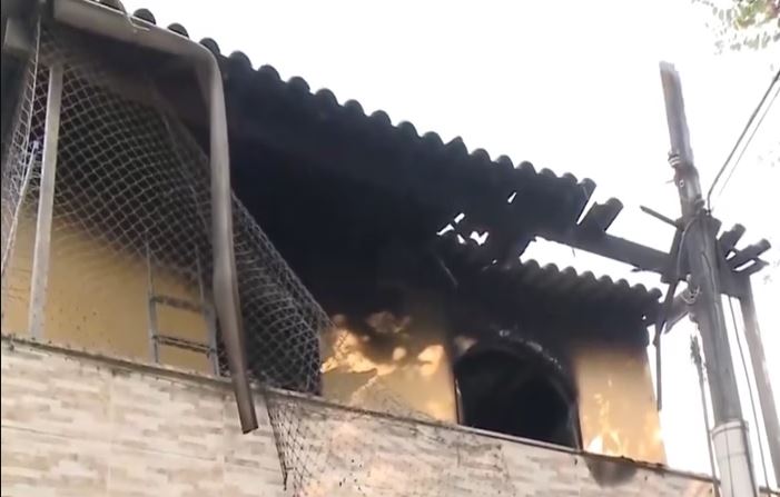 Jovem mata pais a marteladas, sai para lanchar, volta e incendeia casa