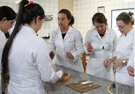 Unifor-MG: alunos de Enfermagem participam do minicurso “Realização de sutura simples pelo enfermeiro”