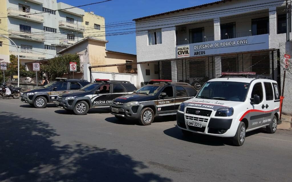 Suspeita de envolvimento em latrocínio em joalheria de Arcos é presa