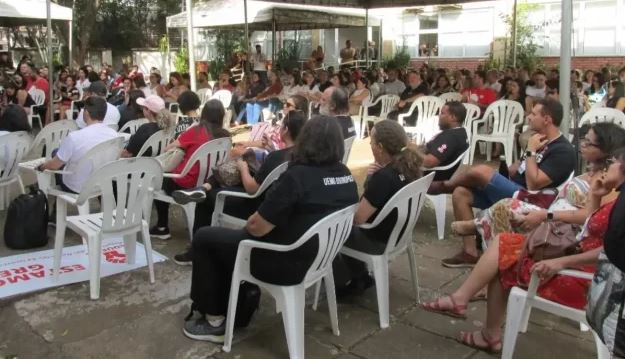 Professores da Uemg mantêm greve
