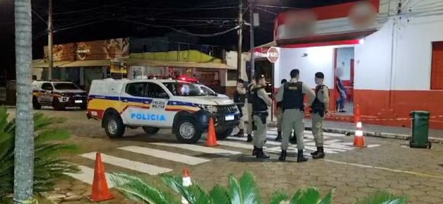 Homem é baleado por policial após tentar esfaquear clientes de bar em São João Batista do Glória