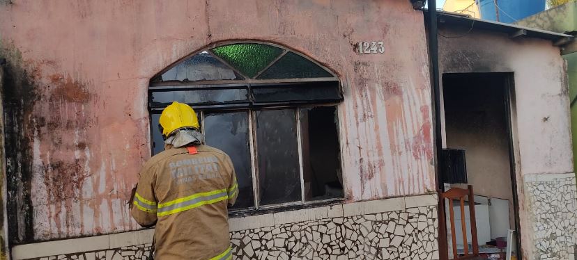 Após discussão com namorado, mulher coloca fogo na própria residência em Arcos