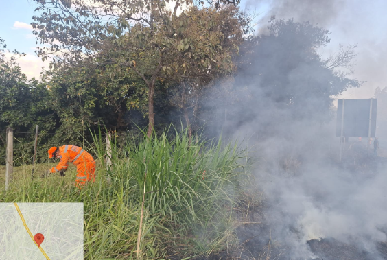 Incêndio é combatido pelo Corpo de Bombeiros em Arcos