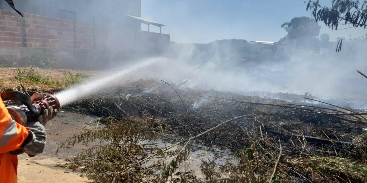 Corpo de Bombeiros de Arcos combate incêndio em lote vago
