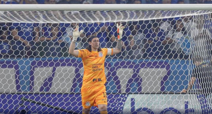 Cruzeiro busca goleiro no mercado e sonda Cássio, do Corinthians