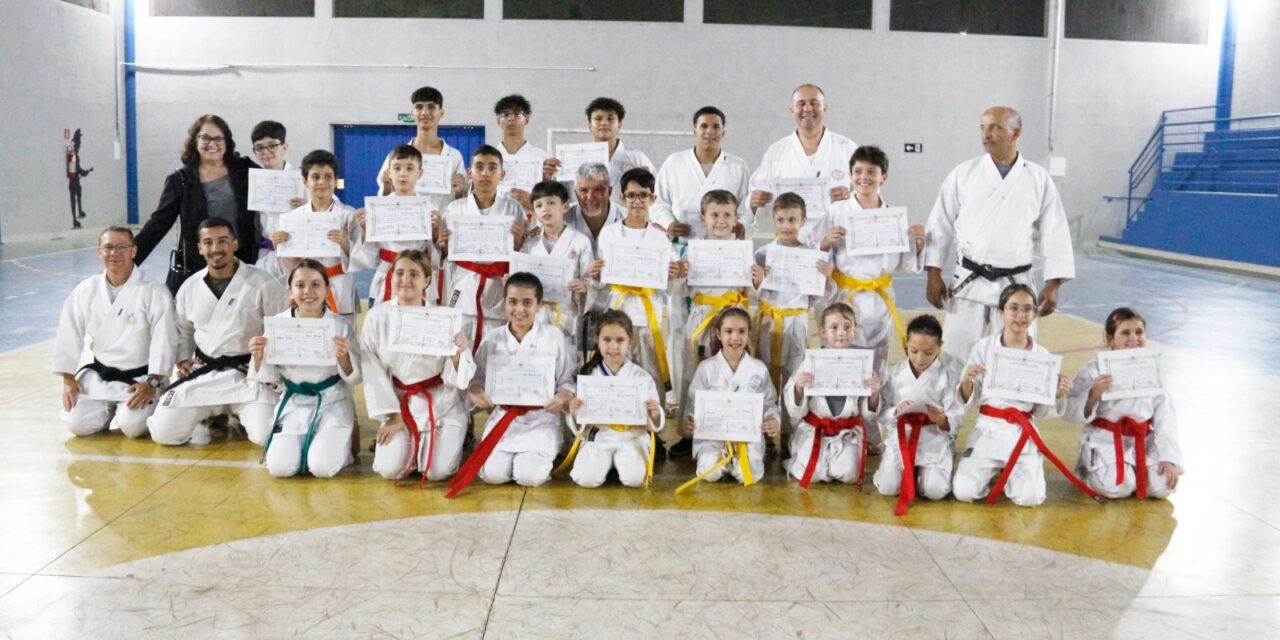 Dojo Kelcio realiza exame de mudança de faixa de 25 alunos de karatê em Formiga
