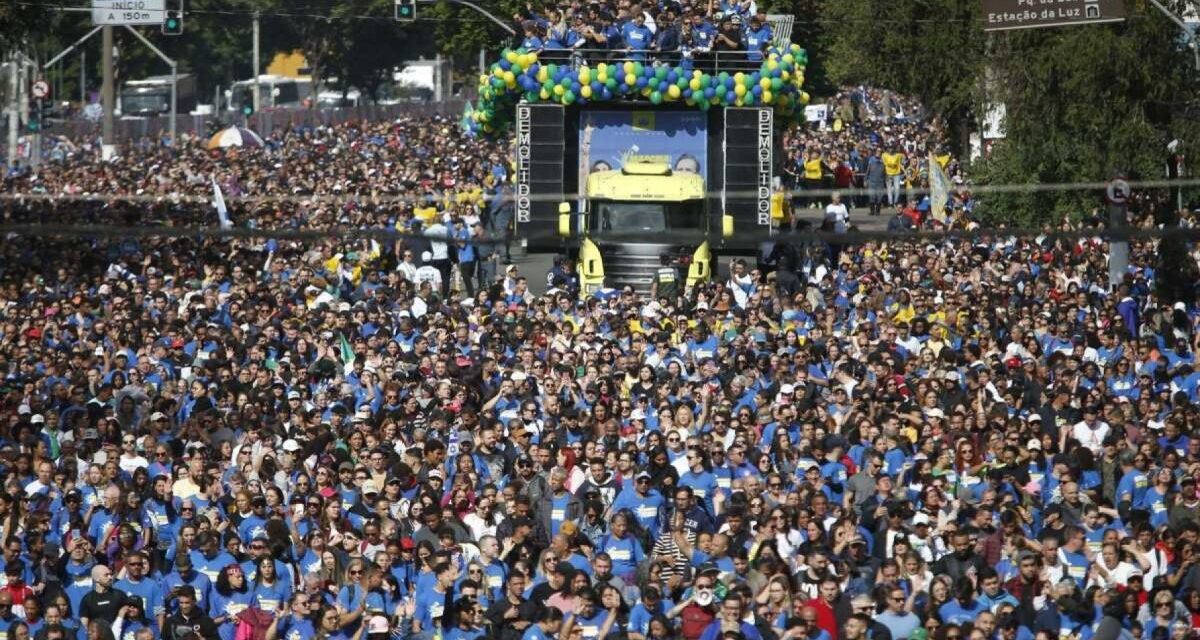 Políticos buscam votos na Marcha para Jesus