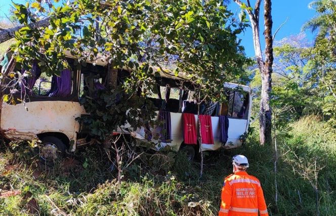Micro-ônibus com venezuelanos capota, deixa uma vítima fatal e 12 feridos