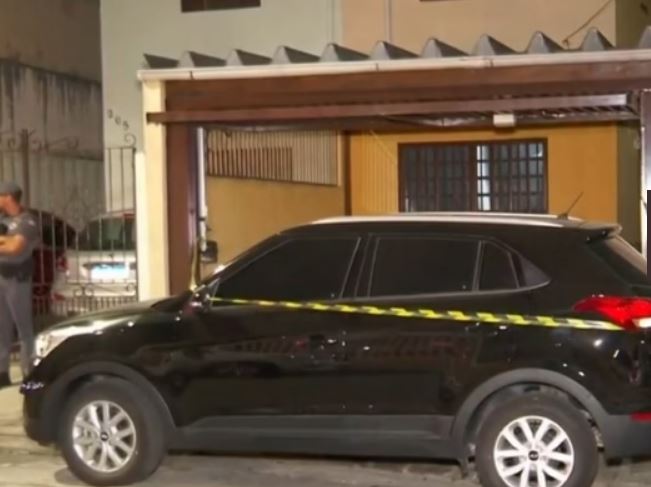 Adolescente diz que matou os pais após ter o celular “confiscado”