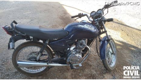 Polícia Civil prende jovem por pilotar moto sem placa e realizar manobra perigosa