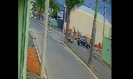 Motociclista “gira” no ar e cai sentado após colidir com carro em Piumhi