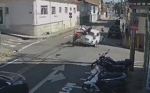 Motociclista desrespeita parada obrigatória e bate em carro