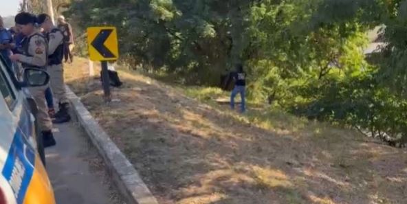 Mulher é encontrada morta com ferimentos na cabeça às margens da BR-116 em MG