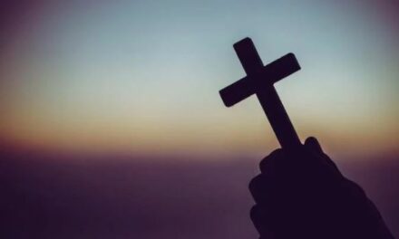 Padre é afastado após denúncia de orgia na igreja e relacionamento com homem em MG