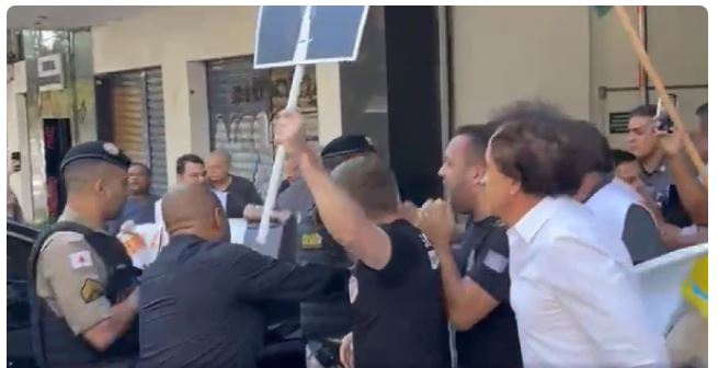 Servidores da segurança protestam durante agenda de Zema em BH e entram em conflito com PMs