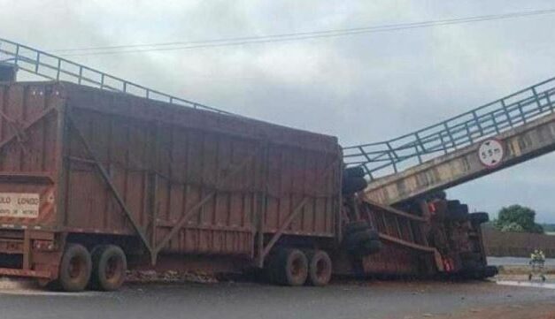 Carreta bate em pilar e derruba passarela na BR-153