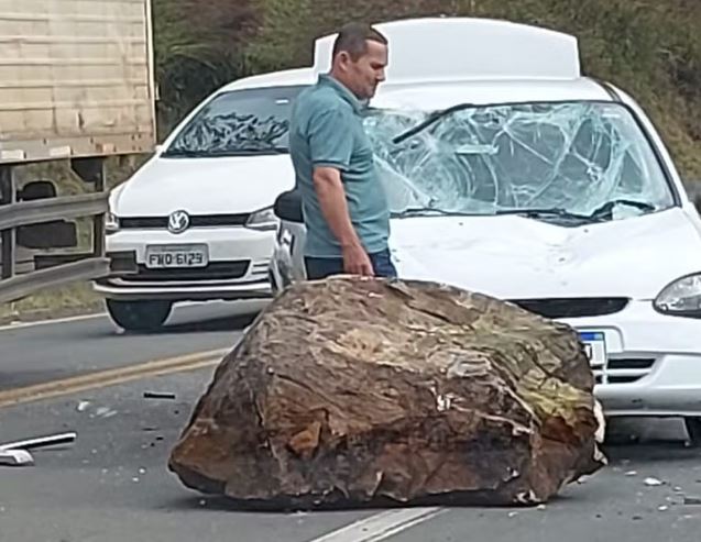 Rocha se desprende de margem de rodovia e atinge carro no Sul de Minas