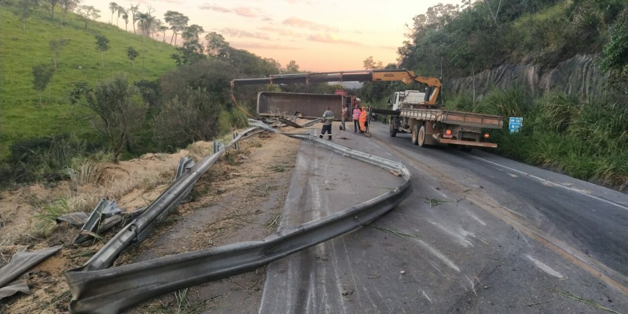 BR-354, em Formiga, fica interditada após tombamento de carreta