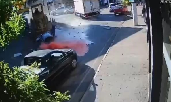 Trator perde freio e atinge posto de combustíveis em Congonhas