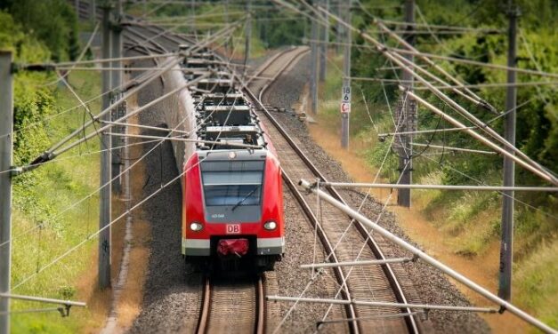 Passageiro morre após ficar preso entre a porta do trem e a da plataforma da estação Campo Limpo, em SP