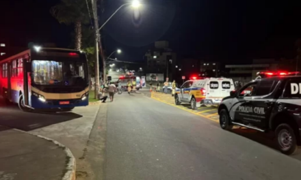 Mulher fica em estado grave após ser atropelada por ônibus em Divinópolis