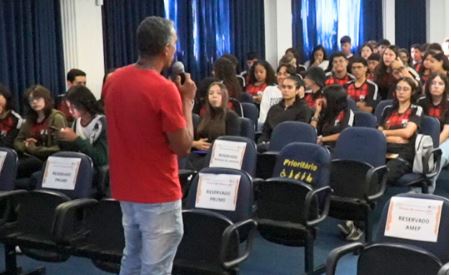 Alunos da escola Polivalente visitam o campus do Unifor-MG