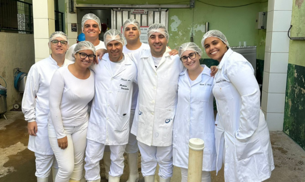 Alunos do curso de medicina veterinária participam de visita técnica ao frigorífico Formigão