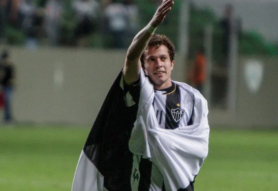 Bernard chega a Belo Horizonte neste sábado para voltar ao Atlético após 11 anos