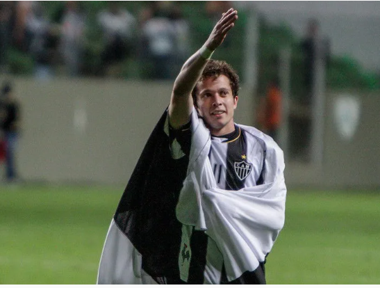 Bernard chega a Belo Horizonte neste sábado para voltar ao Atlético após 11 anos