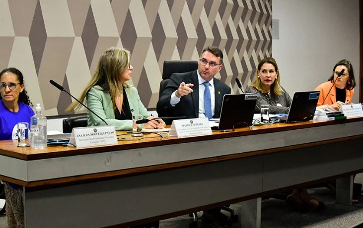 Privatização das praias: Entenda a PEC defendida por Flávio Bolsonaro no Senado