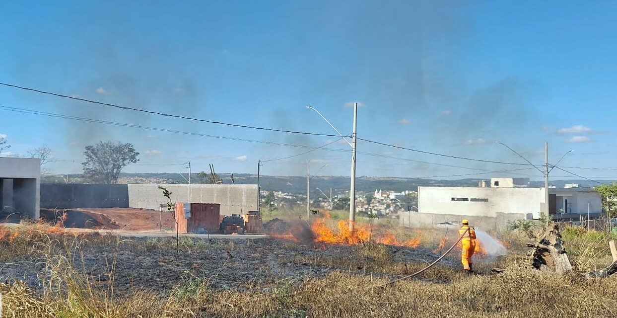Bombeiros de Arcos combatem incêndio em lote vago
