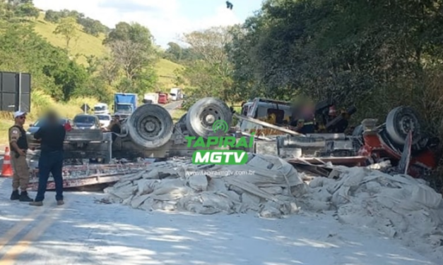 Jovem fica ferido após caminhão carregado de cal tombar na MG-050