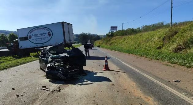 Mulher morre após batida entre carro e caminhão na Fernão Dias