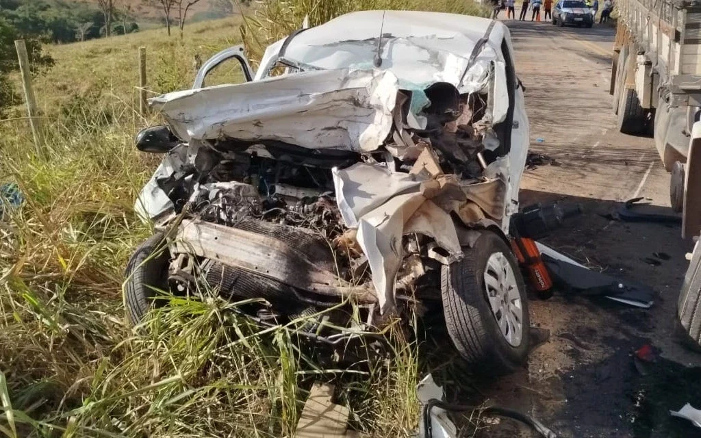 Acidente deixa adolescente morto e irmão ferido na MGC-120