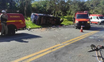 Quatro pessoas ficam feridas após colisão entre Van e carro na MG-050